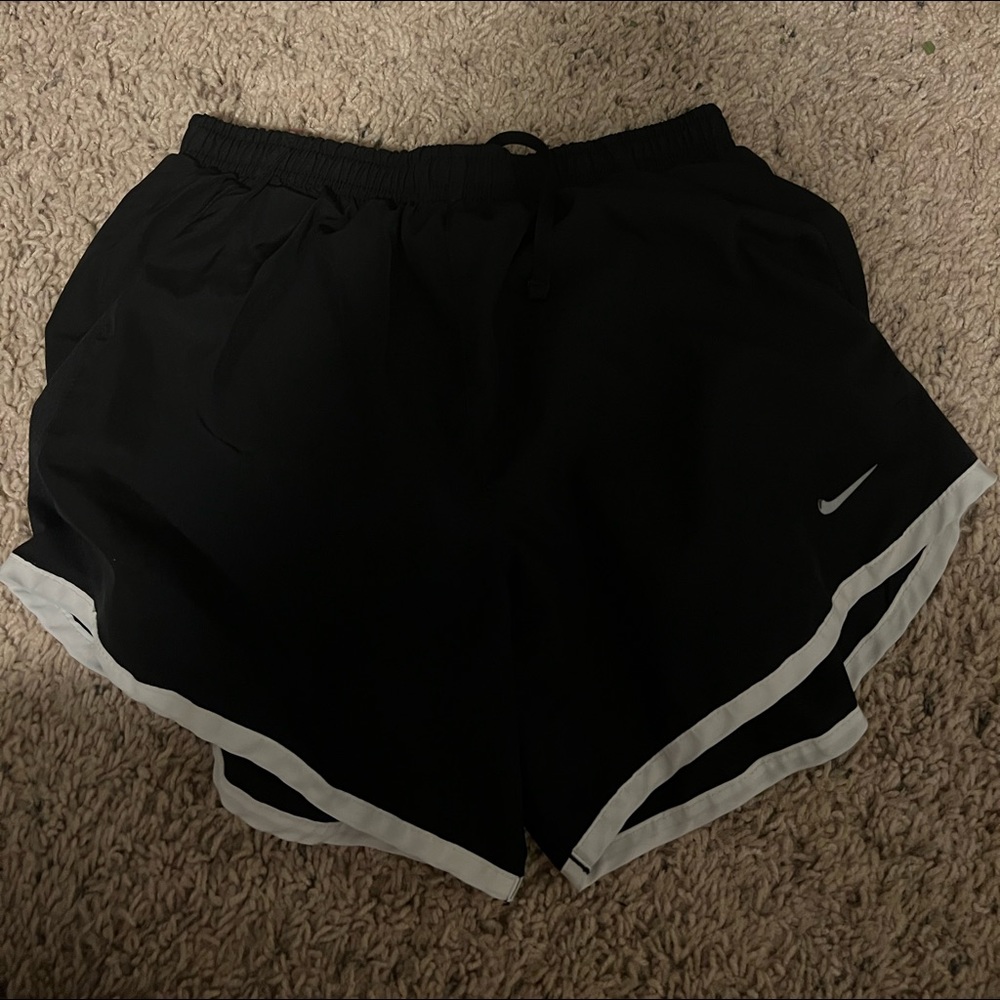 Girls nike shorts size Lagre.